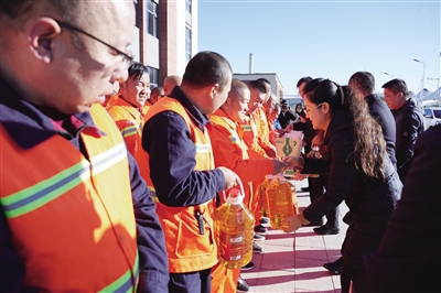 呼和浩特市玉泉區總工會慰問環衛工人。