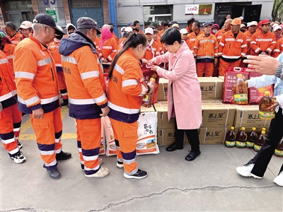 烏海市總工會與海南區總工會聯合為環衛工人送上慰問物資。