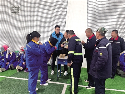 阿拉善孿井灘生態移民示范區工會舉辦環衛工人趣味運動會。