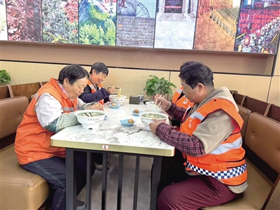 阿拉善高新技術產業開發區工會聯合愛心商家開展環衛工人免費吃拉面活動。