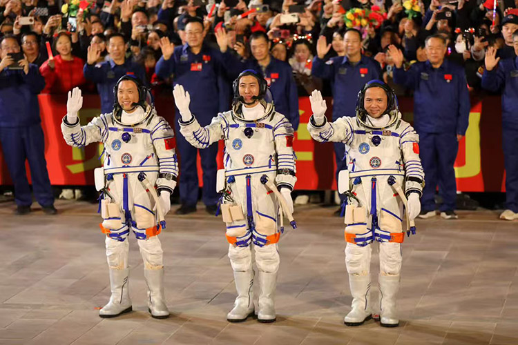 神舟二十一號(hào)載人飛行任務(wù)航天員乘組出征儀式現(xiàn)場(chǎng)。王智華攝