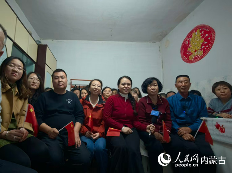 武飛家人觀看神舟二十一號(hào)載人飛船起飛。人民網(wǎng)記者 孟佳澍攝