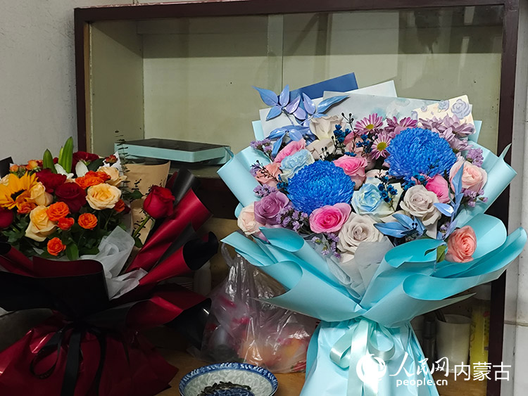 村里的鄉(xiāng)親鄰里給武飛送來祝福的鮮花。人民網(wǎng)記者 劉藝琳攝