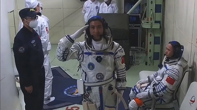 武飛即將進(jìn)入神舟二十一號(hào),正在向觀眾敬禮。央視視頻截圖