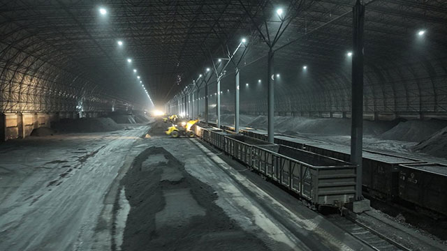 裝載機械正在為浩吉煤炭專列裝煤。王琪攝