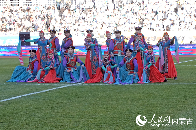 烏蘭牧騎的演員們跳起安代舞。人民網記者 趙夢月攝