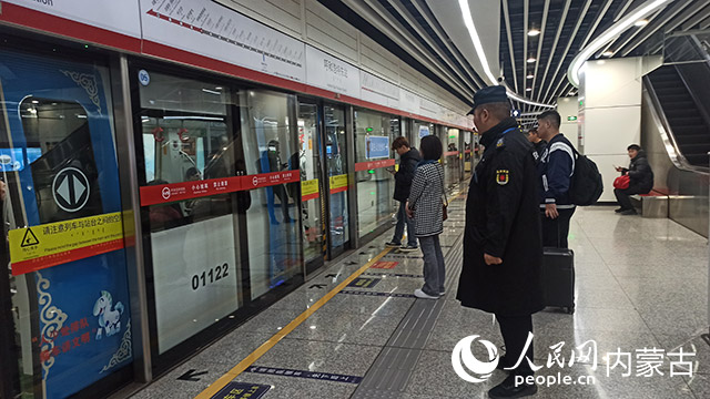 市民在地鐵1號(hào)線呼和浩特東站等待乘車。冀云潔攝