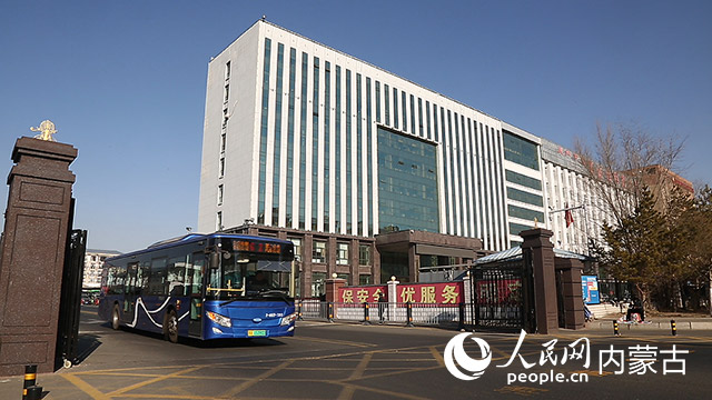 62路公交車駛出站點(diǎn)。人民網(wǎng)記者趙夢(mèng)月攝