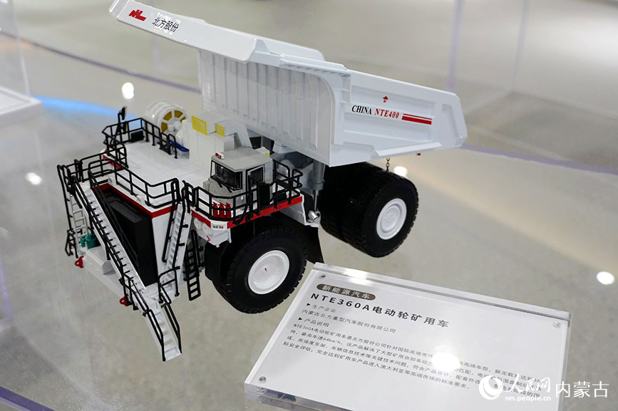 產業展示模型。實習生 牛佳攝