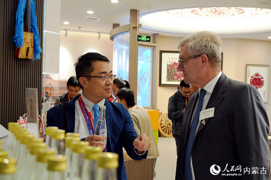 “內蒙古臻品全國行”活動吸引眾多采購商駐足洽談。實習生 牛佳攝