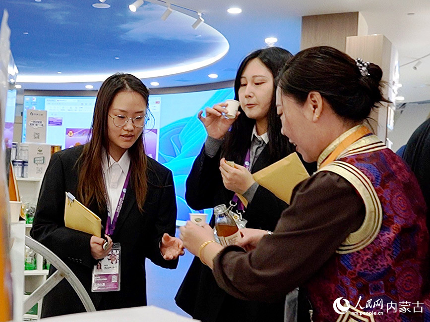 “內(nèi)蒙古臻品全國(guó)行”活動(dòng)吸引眾多采購(gòu)商駐足洽談。實(shí)習(xí)生 牛佳攝