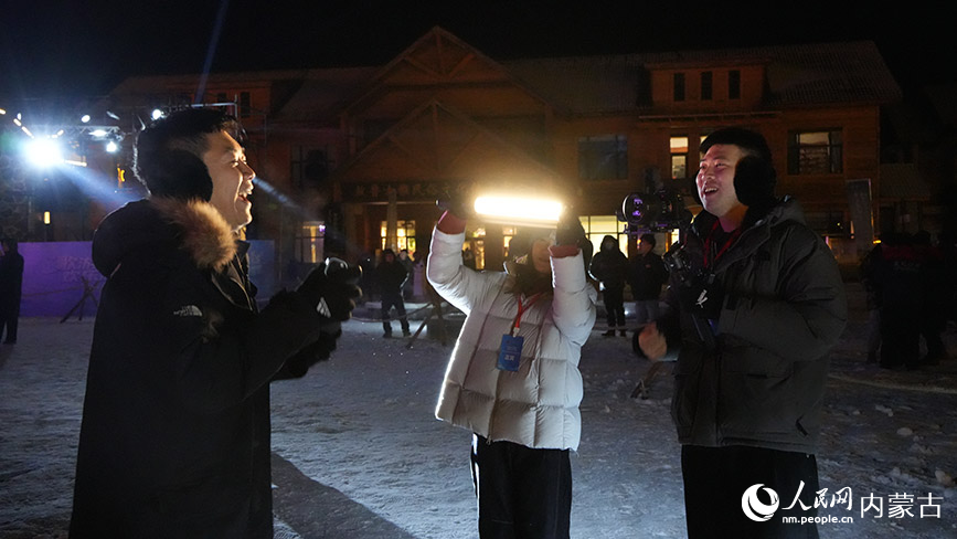11月6日,呼倫貝爾市根河市的敖魯古雅廣場,許多媒體人在現場報道。人民網記者 張力洋攝
