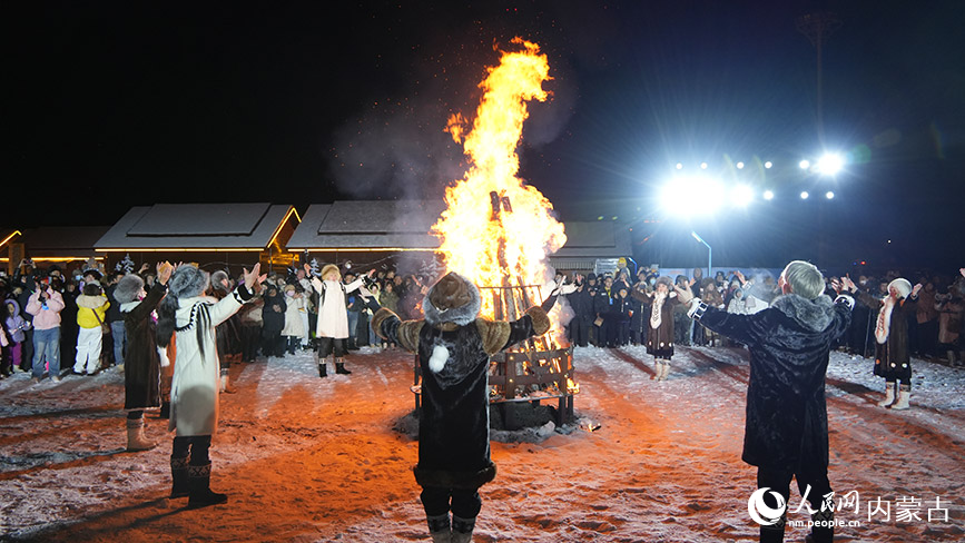 11月6日，呼倫貝爾市根河市的敖魯古雅廣場，游客們圍著篝火，載歌載舞。人民網記者 張力洋攝