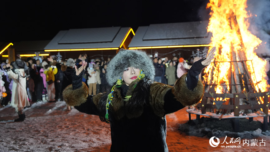 11月6日，呼倫貝爾市根河市的敖魯古雅廣場，舞蹈演員在篝火前跳舞。人民網記者 張力洋攝
