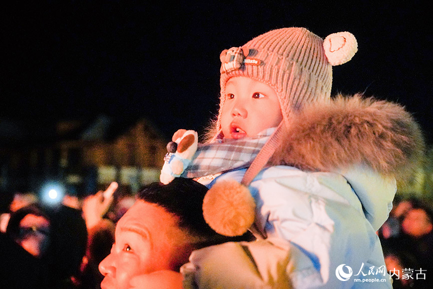 11月6日,呼倫貝爾市根河市的敖魯古雅廣場(chǎng)的篝火活動(dòng)吸引眾多游客。根河市文化旅游廣電局供圖