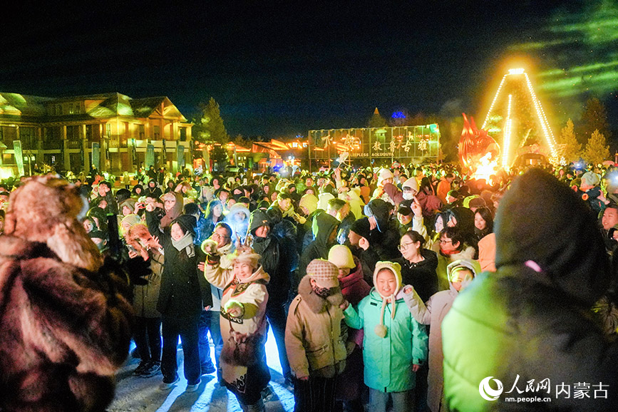 11月6日,呼倫貝爾市根河市的敖魯古雅廣場的篝火活動吸引眾多游客。根河市文化旅游廣電局供圖