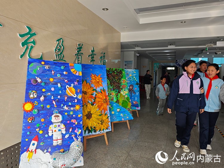 光華小學師生攜手創作的超輕黏土巨幅作品《陸地之遙》《海洋之瀚》《星河之熠》《原野之闊》。人民網記者 劉藝琳攝