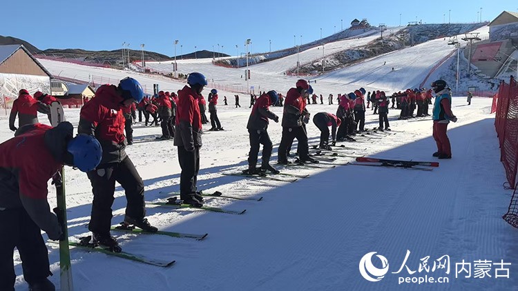 呼和浩特市第一中學學生在馬鬃山滑雪場學習滑雪。受訪者供圖