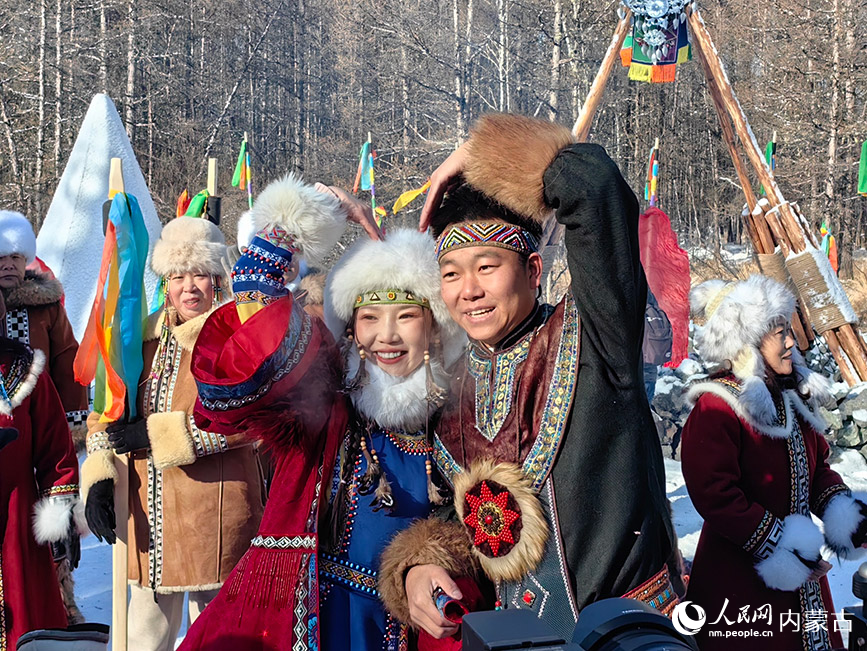 “森林童話婚禮”等特色項目吸引大批游客互動參與。人民網記者 富麗娟攝