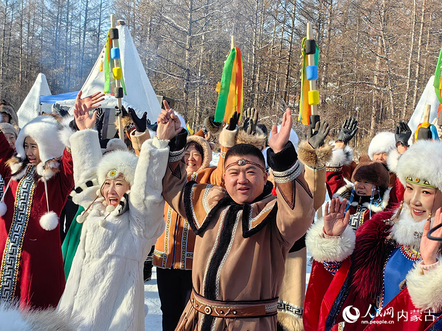 “森林童話婚禮”等特色項目吸引大批游客互動參與。人民網(wǎng)記者 富麗娟攝