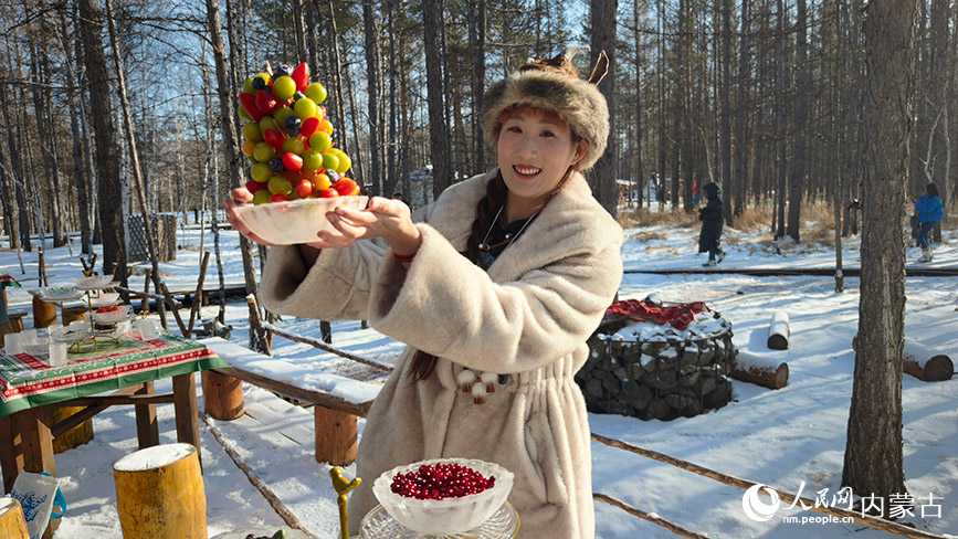 游客現場體驗冰制用具和冰凍水果擺盤。人民網記者 張力洋攝