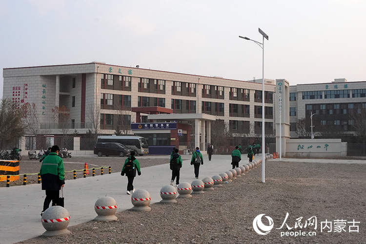 定制公交緩解校園周邊擁堵情況,方便學生有序上下學。人民網記者 趙夢月攝