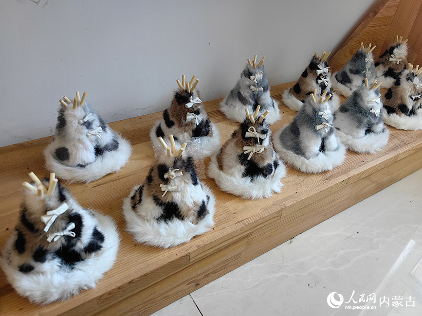 敖魯古雅市集特色民族手工藝品。人民網(wǎng)記者 富麗娟攝