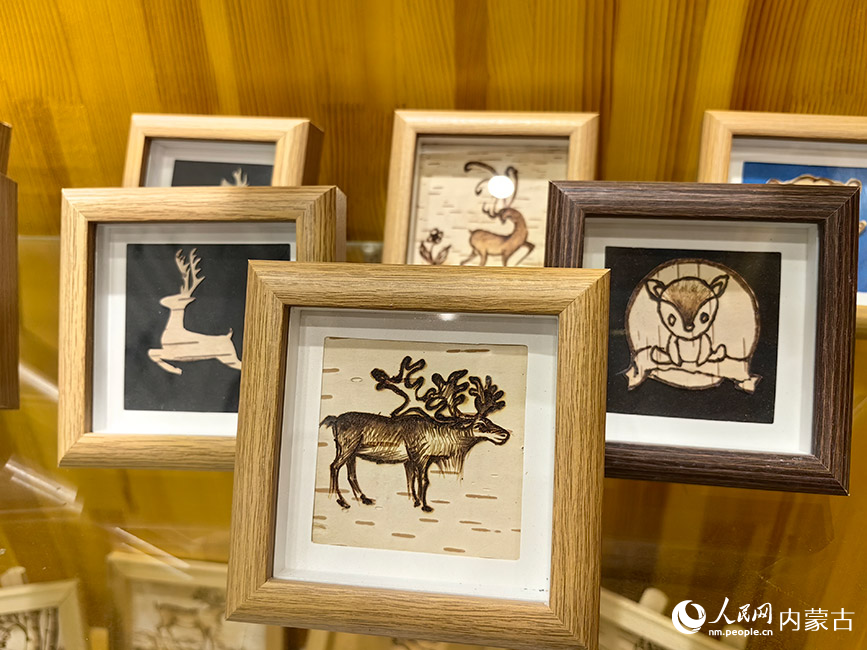 敖魯古雅太陽城文創(chuàng)市集特色民族手工藝品。人民網(wǎng)記者 富麗娟攝