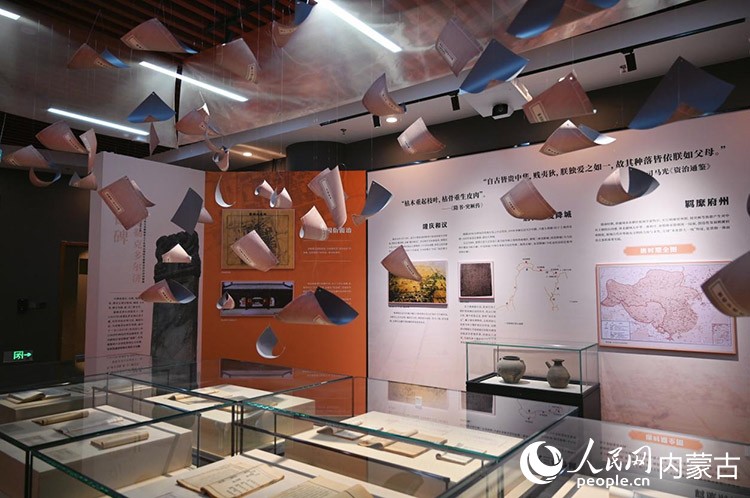 “中華遺珍 典映青城——鑄牢中華民族共同體意識文物古籍展”現場。實習生 李安雪攝