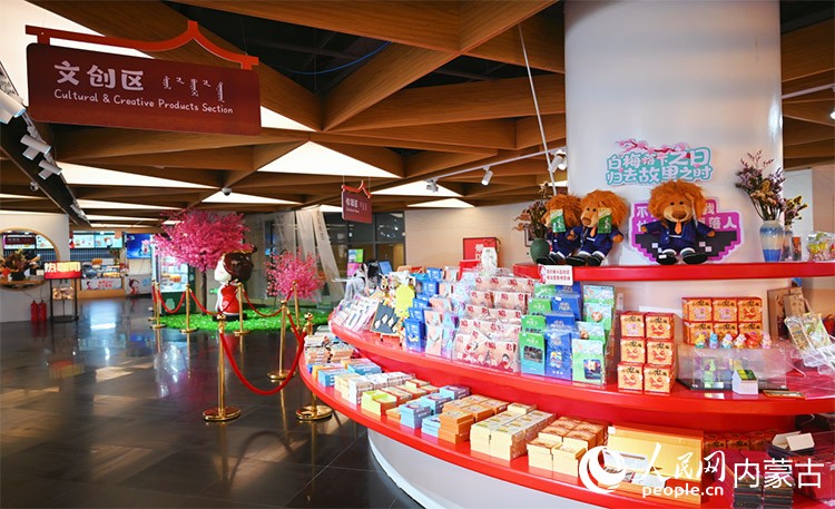 昭君博物院文創區內，融合“昭君”元素的特色產品琳瑯滿目。實習生 李安雪攝