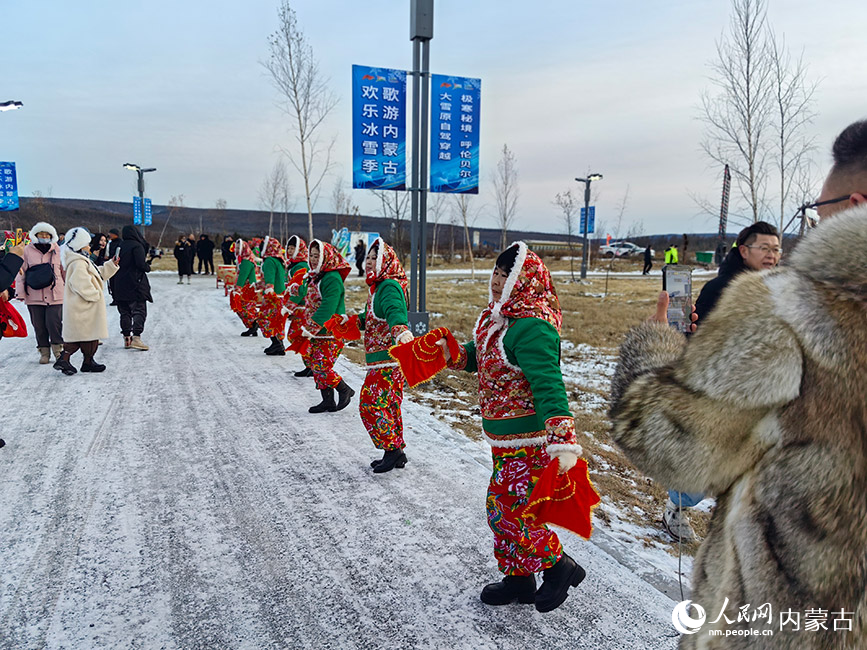 “火熱”秧歌隊歡迎儀式。人民網記者 富麗娟攝