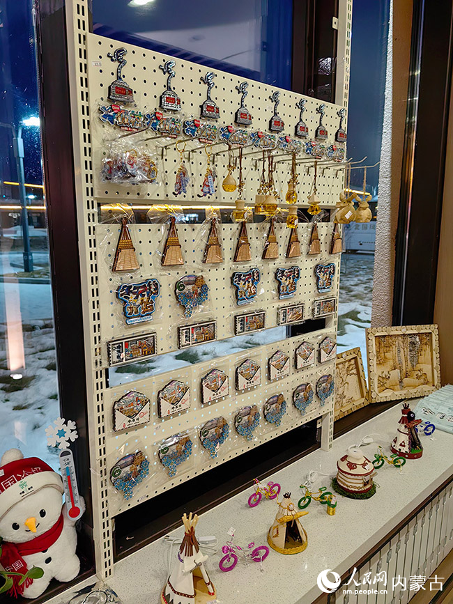 “冷極村”特色文創(chuàng)產(chǎn)品。人民網(wǎng)記者 富麗娟攝