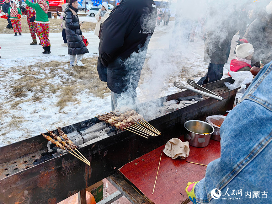 冷極村特色雪地?zé)尽Ｈ嗣窬W(wǎng)記者 富麗娟攝