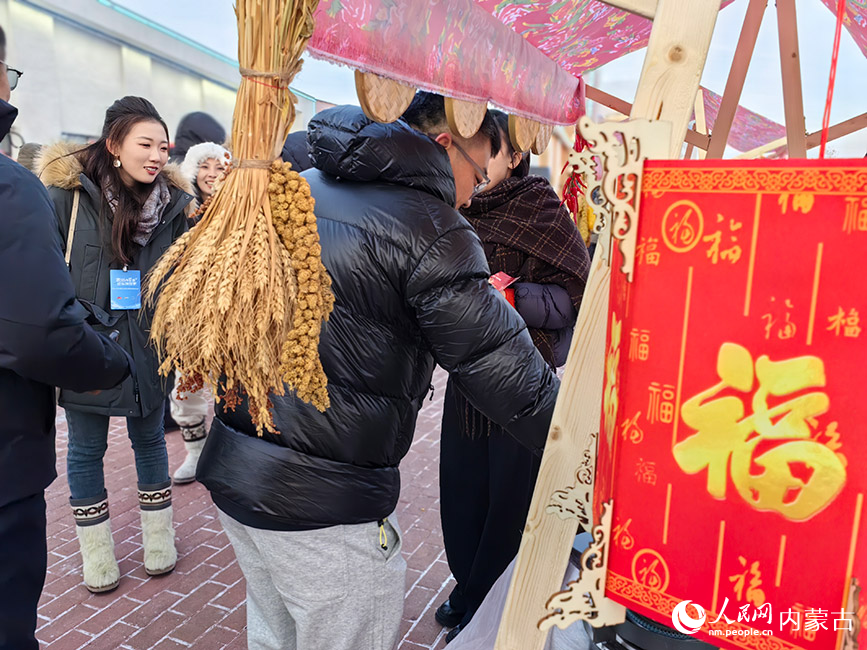 隨處可見的“中國(guó)紅”與“鄉(xiāng)愁”元素。人民網(wǎng)記者 富麗娟攝