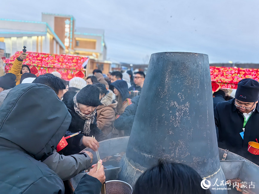 特色“大火鍋”深受游客歡迎。人民網記者 富麗娟攝