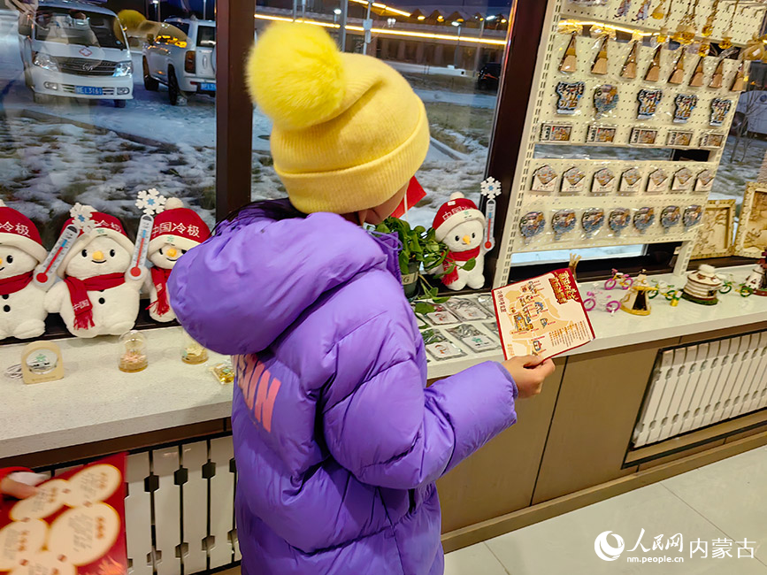 小朋友在特色文創產品前駐足。人民網記者 富麗娟攝