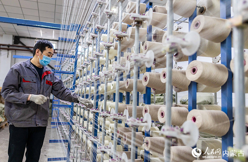 內蒙古呼和浩特市玉泉區裕隆產業園精卓羊絨制品有限公司的生產車間內，工人在生產線上趕制羊絨制品訂單。丁根厚攝