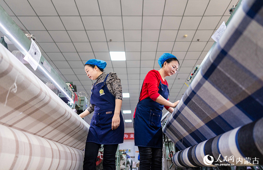 內蒙古呼和浩特市玉泉區裕隆產業園精卓羊絨制品有限公司的生產車間內，工人在生產線上趕制羊絨制品訂單。丁根厚攝