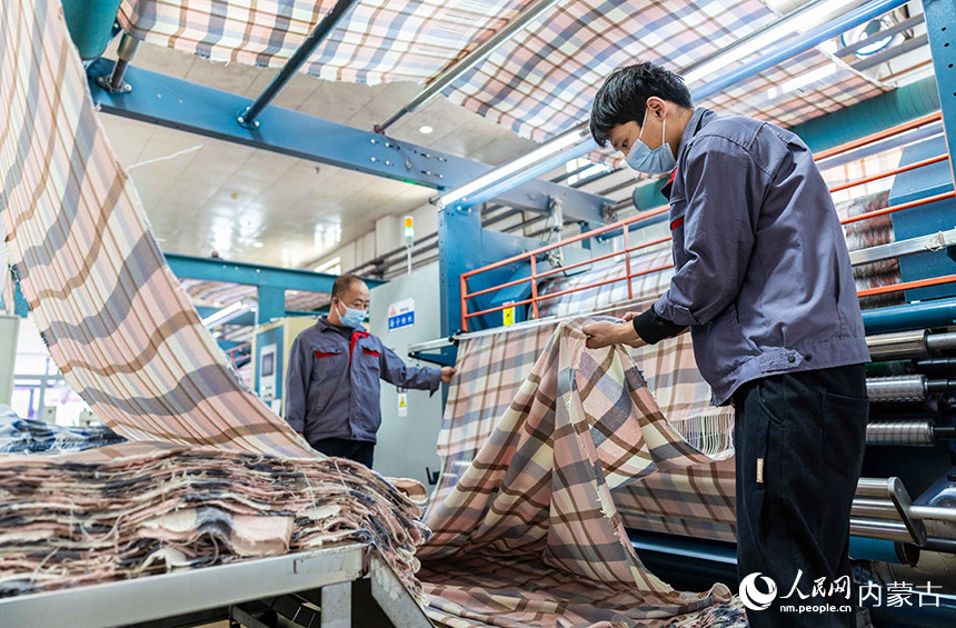 內蒙古呼和浩特市玉泉區裕隆產業園精卓羊絨制品有限公司的生產車間內，工人在生產線上趕制羊絨制品訂單。丁根厚攝