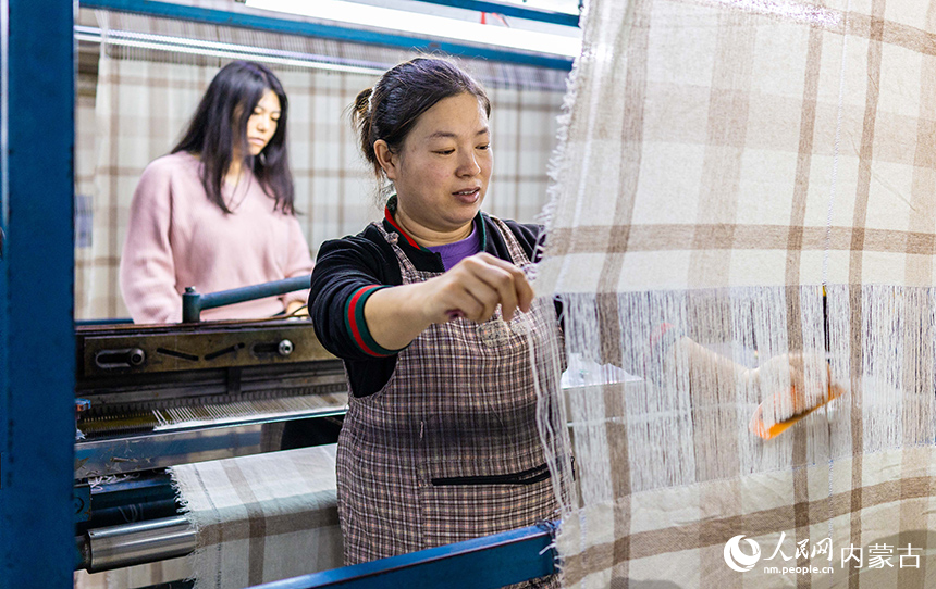 內蒙古呼和浩特市玉泉區裕隆產業園精卓羊絨制品有限公司的生產車間內，工人在生產線上趕制羊絨制品訂單。丁根厚攝