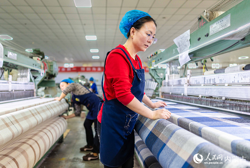 內(nèi)蒙古呼和浩特市玉泉區(qū)裕隆產(chǎn)業(yè)園精卓羊絨制品有限公司的生產(chǎn)車(chē)間內(nèi)，工人在生產(chǎn)線(xiàn)上趕制羊絨制品訂單。丁根厚攝