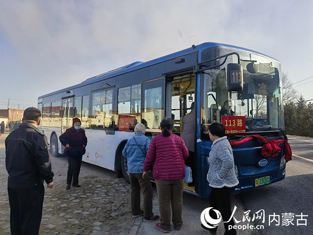 呼和浩特113路公交車延伸至老丈窯村的通車儀式現場。賽罕區融媒體中心供圖