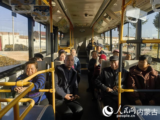 民乘坐113路公交車。賽罕區融媒體中心供圖