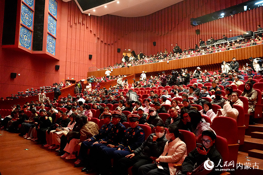 現(xiàn)場觀眾如潮，氣氛熱烈。實(shí)習(xí)生 牛佳攝