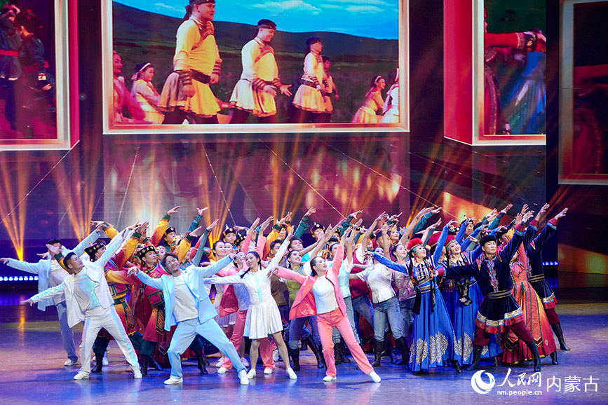 烏蘭牧騎隊(duì)員們表演舞蹈。實(shí)習(xí)生 牛佳攝