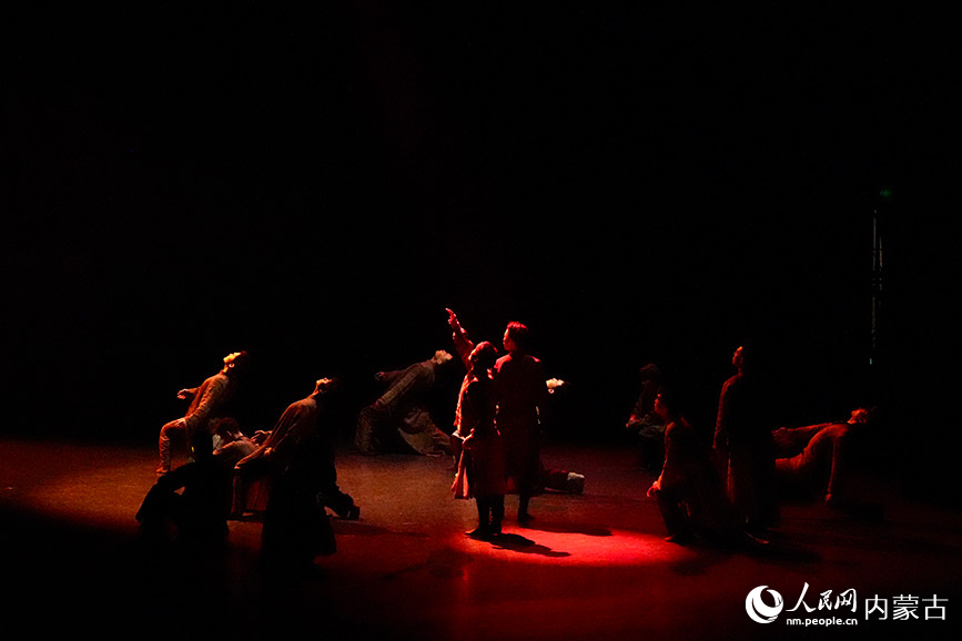 烏蘭牧騎隊員們表演舞蹈。實習生 牛佳攝