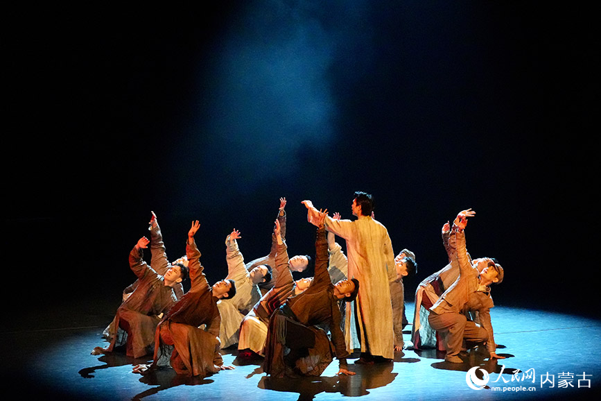 烏蘭牧騎隊員們表演舞蹈。實習生 牛佳攝