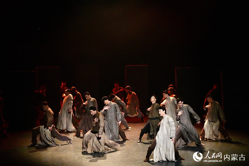 烏蘭牧騎隊員們表演舞蹈。實習生 牛佳攝