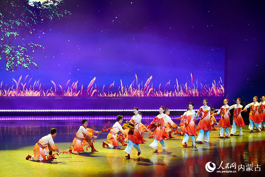 烏蘭牧騎隊員們表演舞蹈。實習生 牛佳攝