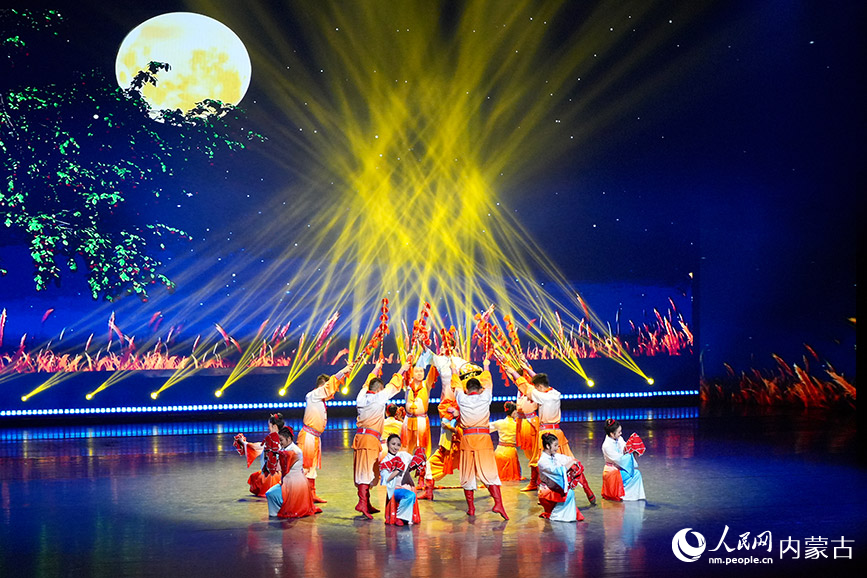 烏蘭牧騎隊(duì)員們表演舞蹈。實(shí)習(xí)生 牛佳攝